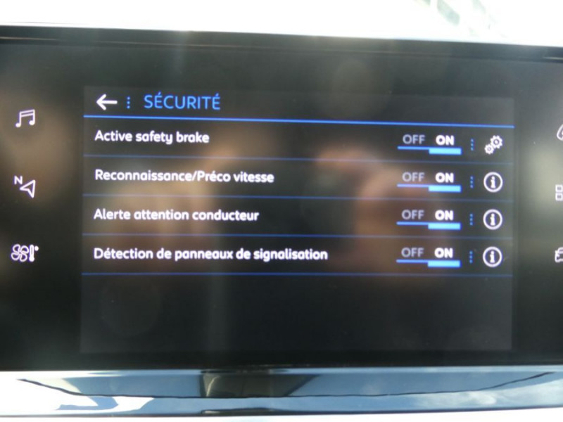 Photo 19 de l'offre de PEUGEOT 2008 II 1.5 BlueHDi 130 EAT8 ALLURE GPS à 23950€ chez Mérignac auto