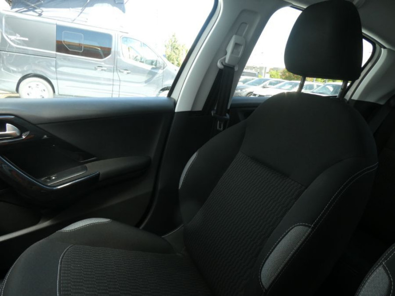 Photo 31 de l'offre de PEUGEOT 208 1.2 PureTech 82 STYLE GPS Privacy Glass Carplay à 11250€ chez Mérignac auto