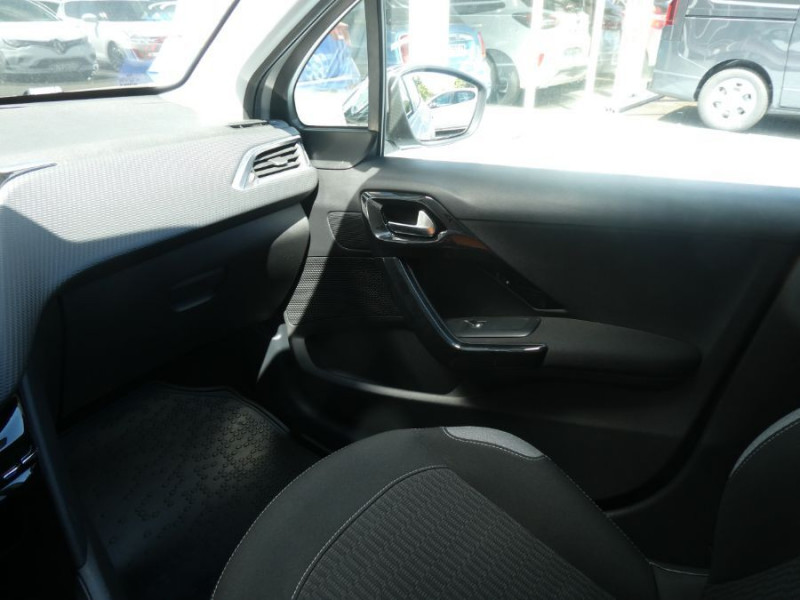 Photo 30 de l'offre de PEUGEOT 208 1.2 PureTech 82 STYLE GPS Privacy Glass Carplay à 11250€ chez Mérignac auto