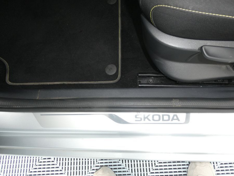 Photo 19 de l'offre de SKODA FABIA 1.0 TSI 95 EDITION Camera CarPlay Key Less 1ère Main à 13450€ chez Mérignac auto