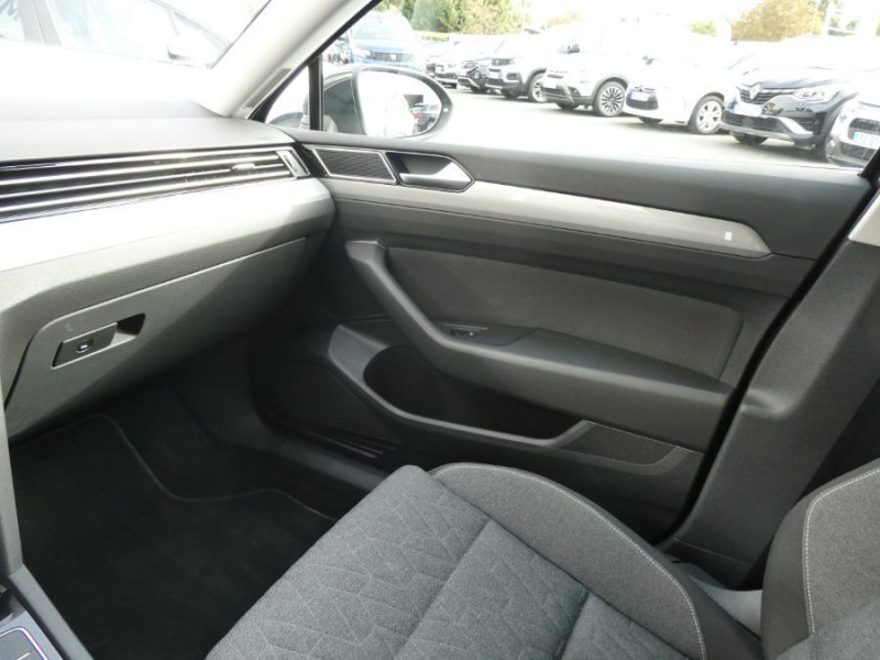 Photo 35 de l'offre de VOLKSWAGEN PASSAT SW VIII 2.0 TDI 150 DSG7 BUSINESS GPS Radars ACC à 30980€ chez Mérignac auto