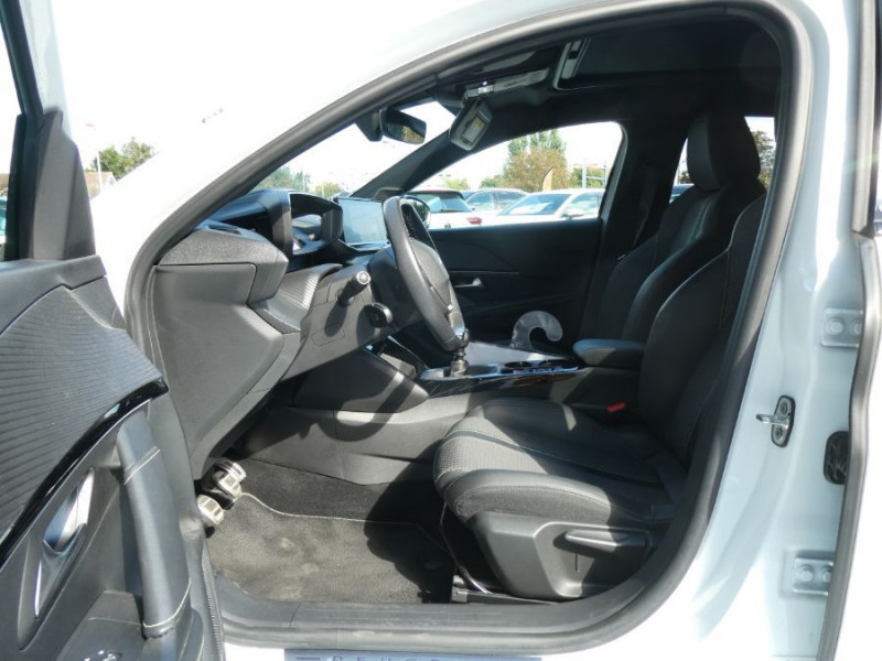 Photo 17 de l'offre de PEUGEOT 208 II 1.2 PureTech 100 BVM6 GT LINE TOIT Pano à 15450€ chez Mérignac auto