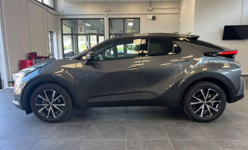 Photo 6 de l'offre de TOYOTA C-HR II 1.8 HYBRIDE 140 CVT 2WD DESIGN GPS 12.3 Camera JA18 Diam. Induction à 31790€ chez Mérignac auto