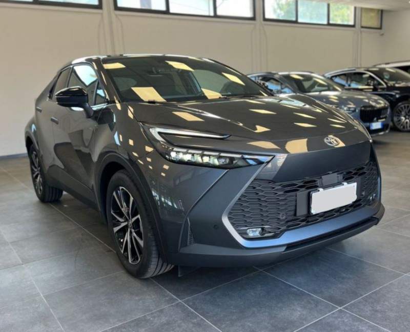 Photo 2 de l'offre de TOYOTA C-HR II 1.8 HYBRIDE 140 CVT 2WD DESIGN GPS 12.3 Camera JA18 Diam. Induction à 31790€ chez Mérignac auto