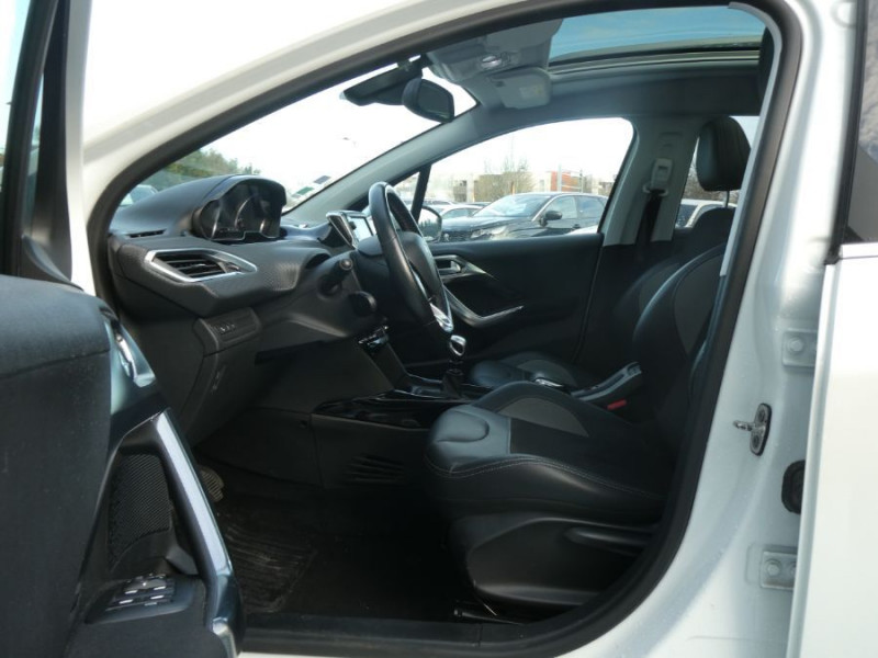 Photo 16 de l'offre de PEUGEOT 2008 1.6 BlueHDi 120 BVM6 ALLURE GPS TOIT Pano JA17 à 12950€ chez Mérignac auto