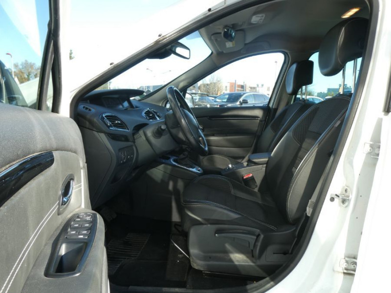 Photo 14 de l'offre de RENAULT GRAND SCENIC III 1.2 Tce 130 BVM6 Ph2 BOSE Camera Attel. 7PL à 7450€ chez Mérignac auto