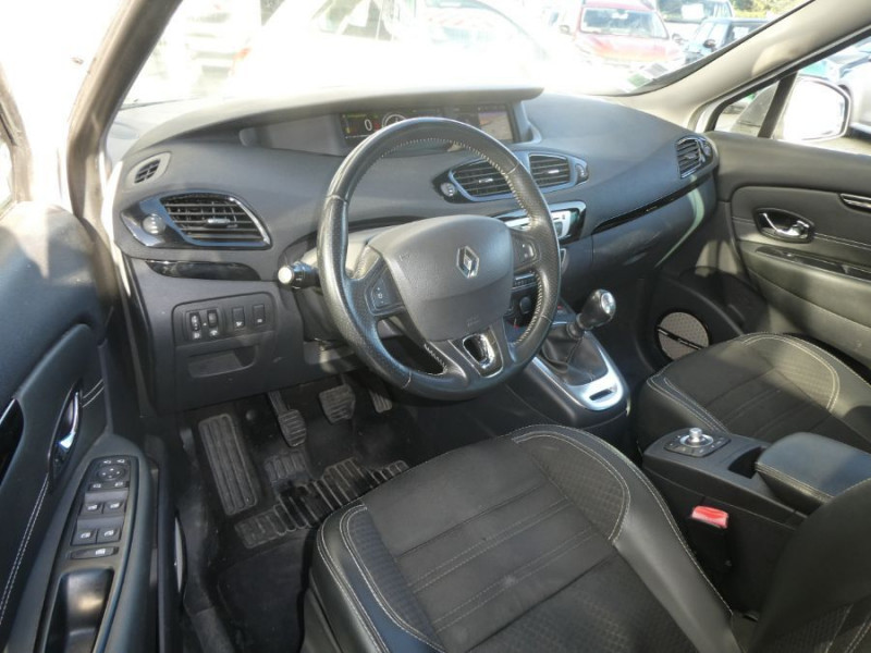 Photo 15 de l'offre de RENAULT GRAND SCENIC III 1.2 Tce 130 BVM6 Ph2 BOSE Camera Attel. 7PL à 7450€ chez Mérignac auto