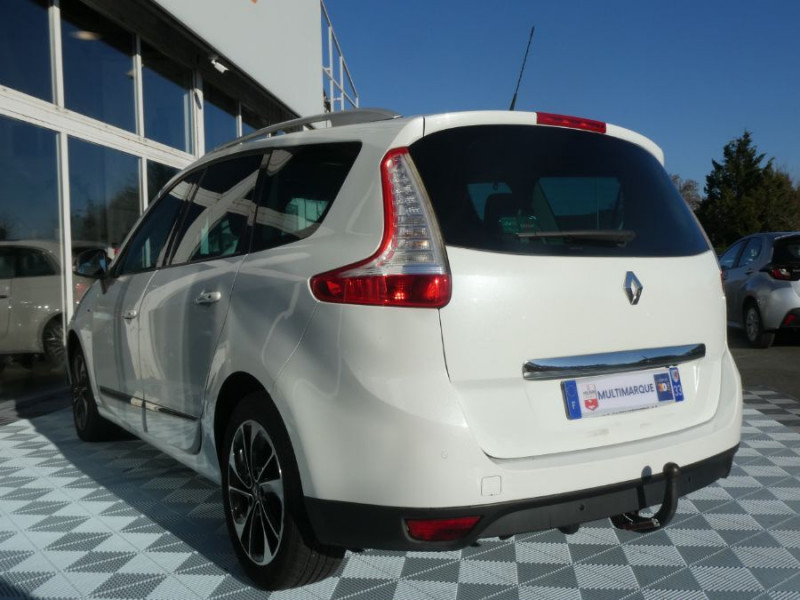 Photo 10 de l'offre de RENAULT GRAND SCENIC III 1.2 Tce 130 BVM6 Ph2 BOSE Camera Attel. 7PL à 7450€ chez Mérignac auto