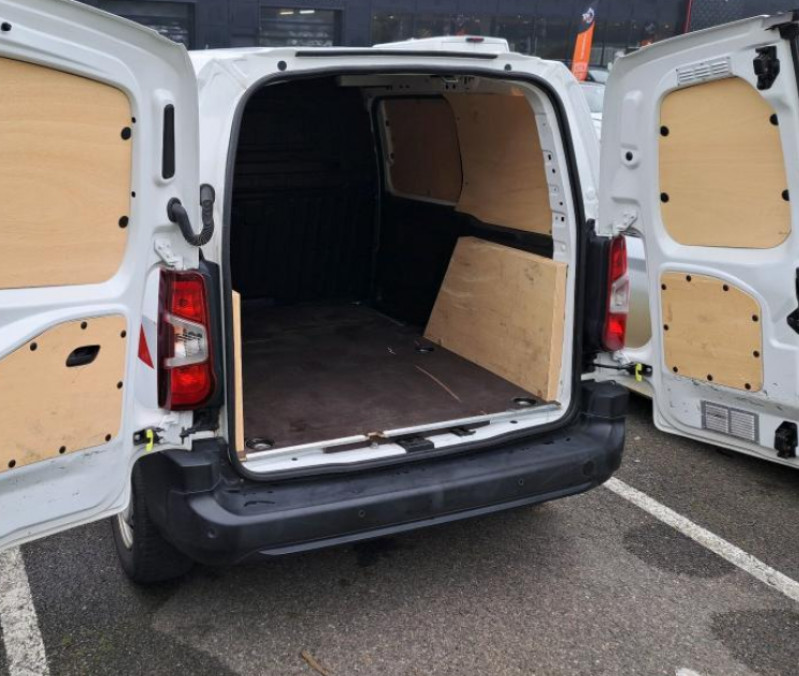 Photo 3 de l'offre de CITROEN BERLINGO 1.5 BlueHDi 100 CLUB Camera Pack Chantier Safety+ Grip Cont. 12490HT à 12490€ chez Mérignac auto