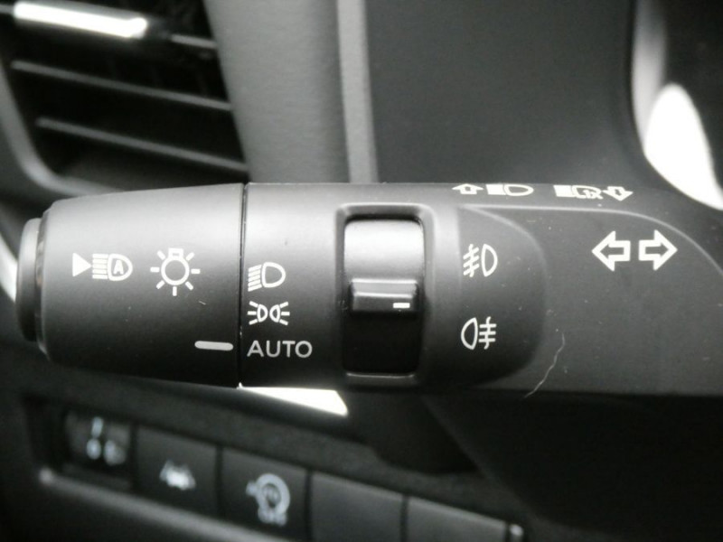 Photo 31 Nissan QASHQAI 1.3 MILD HYBRID 158 Xtronic 2WD N-CONNECTA TOIT Pano PK Hiver Hybride BLANC LUNAIRE NACRÉ en vente chez Mérignac auto Photo 31 de l'offre de NISSAN QASHQAI 1.3 MILD HYBRID 158 Xtronic 2WD N-CONNECTA TOIT Pano PK Hiver à 27450€ chez Mérignac auto