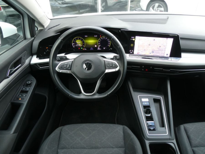 Photo 4 de l'offre de VOLKSWAGEN GOLF VIII 1.5 TSI 130 BVA LIFE GPS ACC SC Camera JA18 Induction à 25450€ chez Mérignac auto