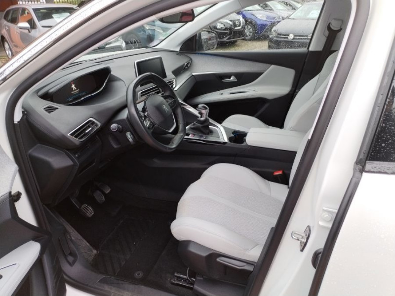 Photo 10 de l'offre de PEUGEOT 3008 II 1.2 PureTech 130 BVM6 ALLURE Camera Attel. 1ère Main à 15450€ chez Mérignac auto