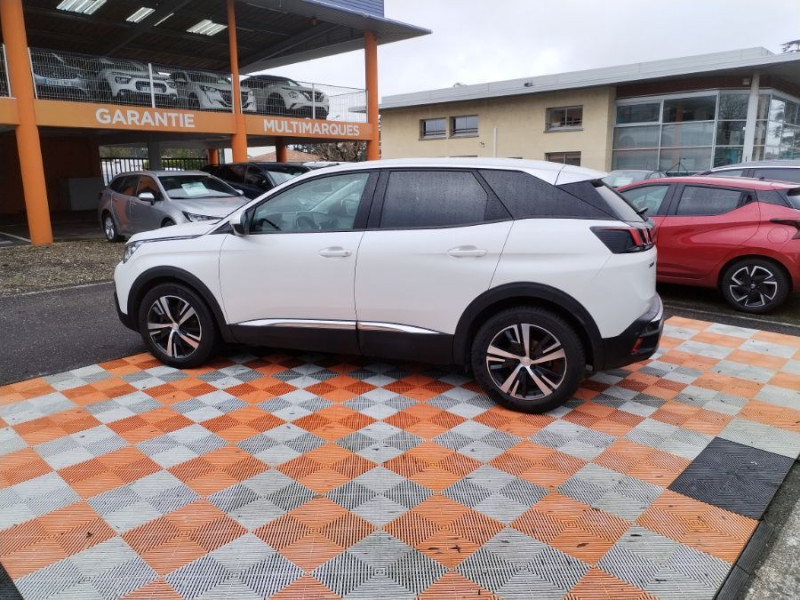 Photo 12 de l'offre de PEUGEOT 3008 II 1.2 PureTech 130 BVM6 ALLURE Camera Attel. 1ère Main à 15450€ chez Mérignac auto