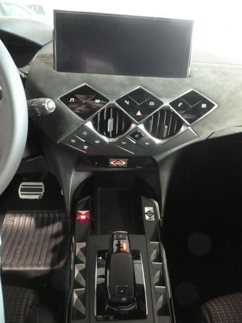 Photo 14 de l'offre de DS DS3 CROSSBACK 1.2 PureTech 155 EAT8 PERFORMANCE LINE GPS Matrix LED à 19450€ chez Mérignac auto