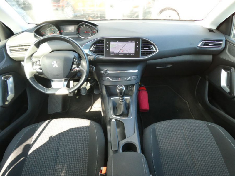 Photo 13 Peugeot 308 SW II 1.2 PureTech 110 BVM6 ACTIVE GPS Radar ESSENCE GRIS PLATINIUM en vente chez Mérignac auto Photo 13 de l'offre de PEUGEOT 308 SW II 1.2 PureTech 110 BVM6 ACTIVE GPS Radar à 11950€ chez Mérignac auto