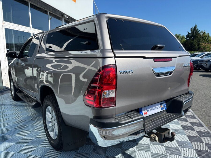 Photo 10 de l'offre de TOYOTA HILUX 2.4 150 D-4D BVM6 4WD X-TRA CABINE Hard Top Camera Attel. 29990HT à 35988€ chez Mérignac auto