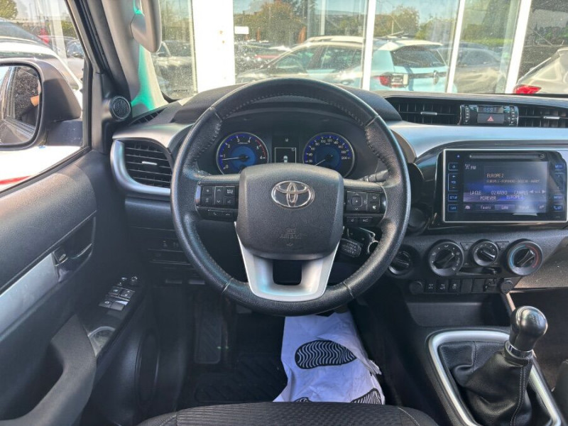 Photo 5 de l'offre de TOYOTA HILUX 2.4 150 D-4D BVM6 4WD X-TRA CABINE Hard Top Camera Attel. 29990HT à 35988€ chez Mérignac auto