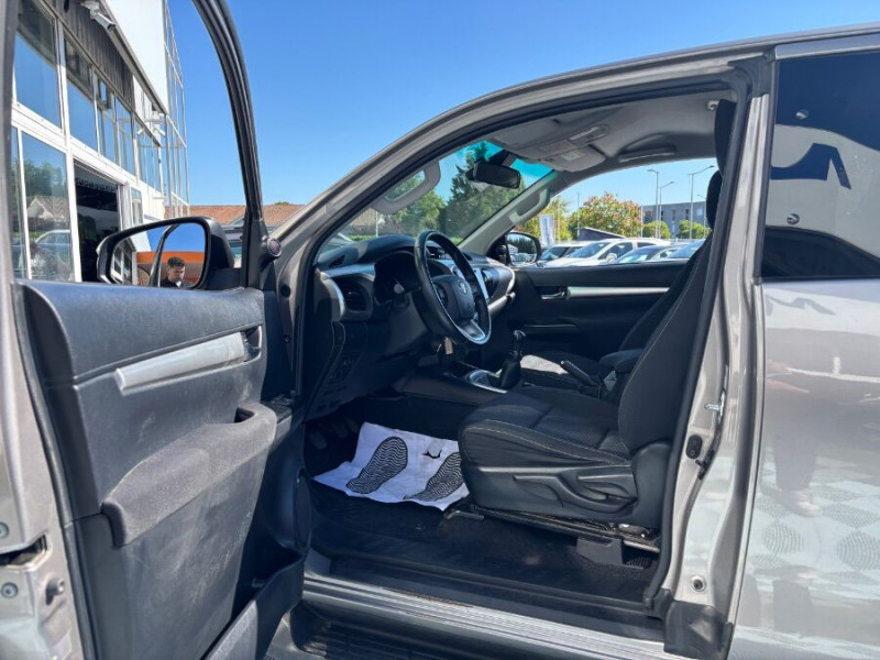 Photo 11 de l'offre de TOYOTA HILUX 2.4 150 D-4D BVM6 4WD X-TRA CABINE Hard Top Camera Attel. 29990HT à 35988€ chez Mérignac auto