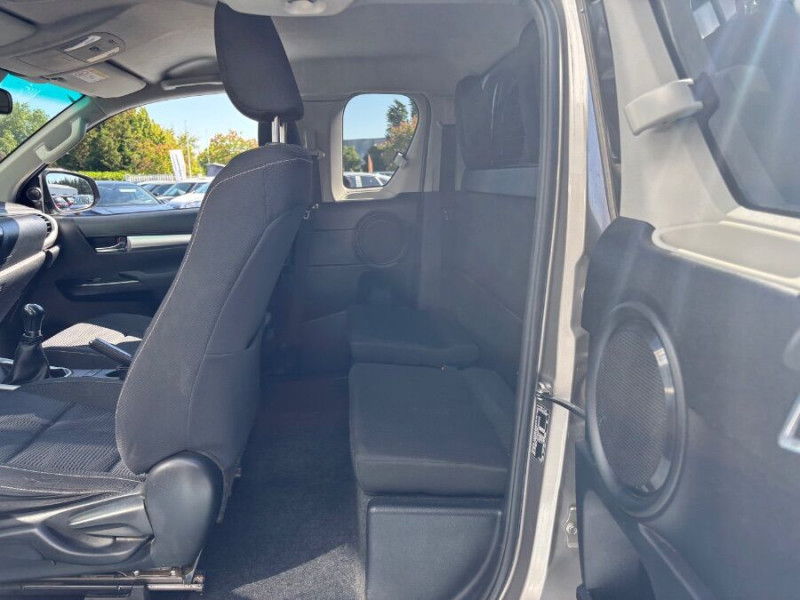 Photo 13 de l'offre de TOYOTA HILUX 2.4 150 D-4D BVM6 4WD X-TRA CABINE Hard Top Camera Attel. 29990HT à 35988€ chez Mérignac auto