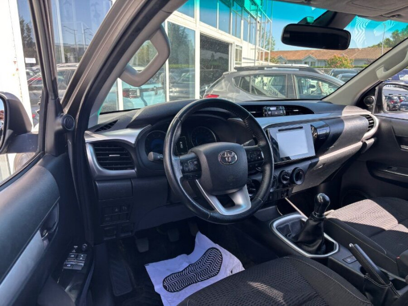 Photo 12 de l'offre de TOYOTA HILUX 2.4 150 D-4D BVM6 4WD X-TRA CABINE Hard Top Camera Attel. 29990HT à 35988€ chez Mérignac auto