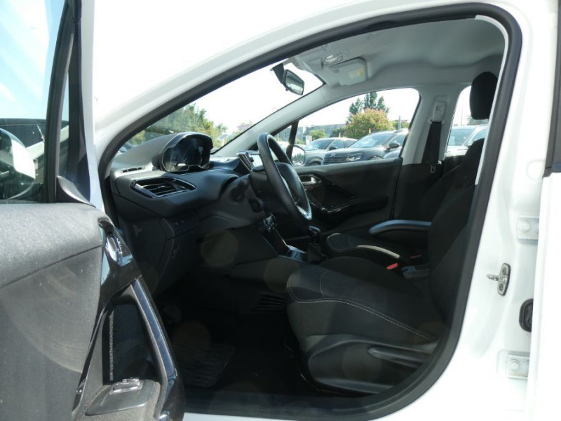 Photo 15 de l'offre de PEUGEOT 208 1.2 PureTech 82 ACTIVE BUSINESS GPS Radar à 10690€ chez Mérignac auto
