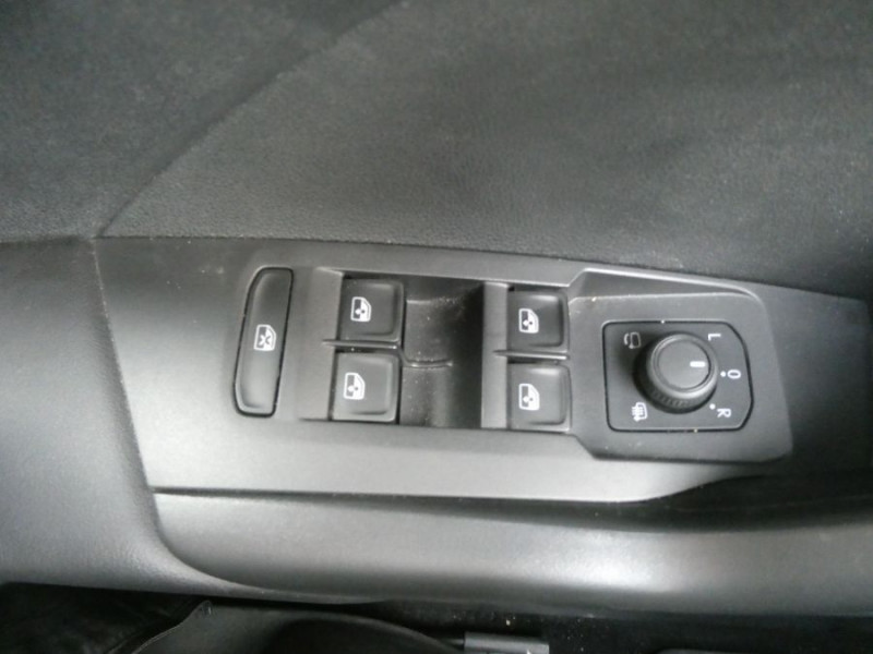 Photo 21 de l'offre de VOLKSWAGEN T-CROSS 1.0 TSI 110 DSG7 LIFE PACK COCKPIT CarPlay Radars ACC RER Privacy Glass à 23790€ chez Mérignac auto