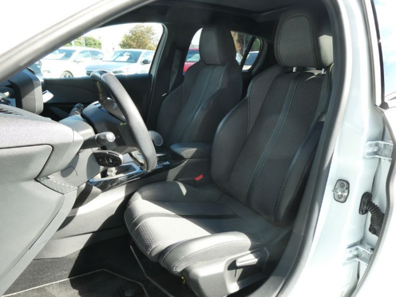 Photo 4 de l'offre de PEUGEOT 208 II 1.2 PureTech 100 BVM6 GT LINE TOIT Pano à 13950€ chez Mérignac auto