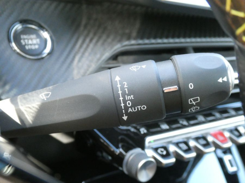 Photo 36 de l'offre de PEUGEOT 208 II 1.2 PureTech 100 BVM6 GT LINE TOIT Pano à 13950€ chez Mérignac auto