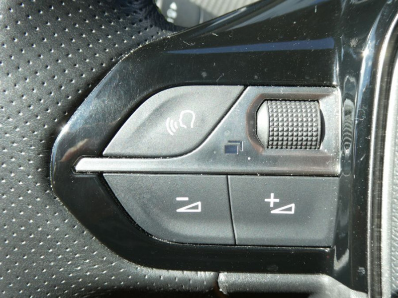 Photo 30 de l'offre de PEUGEOT 208 II 1.2 PureTech 100 BVM6 GT LINE TOIT Pano à 13950€ chez Mérignac auto