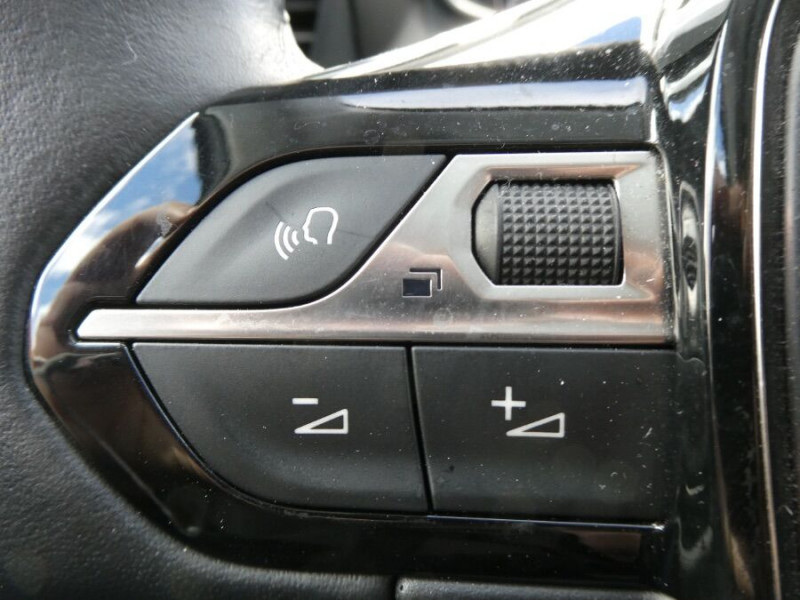 Photo 29 de l'offre de PEUGEOT 208 II 1.5 BlueHDi 100 BVM6 ALLURE GPS RS JA16 à 15450€ chez Mérignac auto
