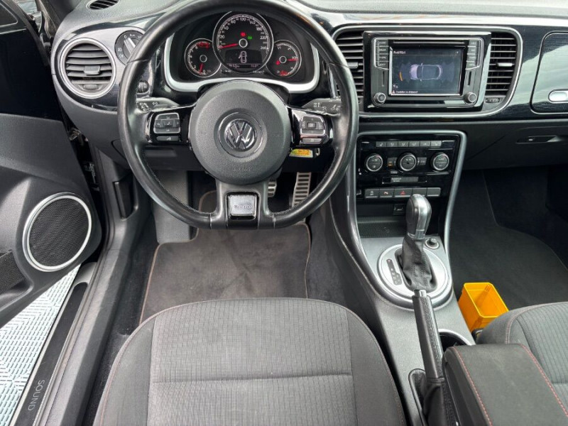 Photo 4 de l'offre de VOLKSWAGEN COCCINELLE CABRIOLET 1.2 TSI 105 DSG SOUND Fender GPS Xénon JA18 à 23450€ chez Mérignac auto