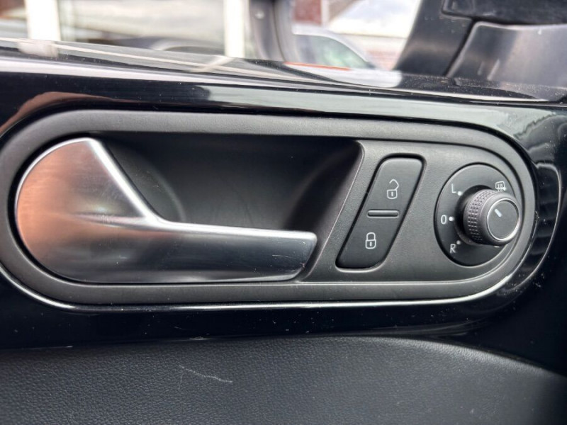 Photo 22 de l'offre de VOLKSWAGEN COCCINELLE CABRIOLET 1.2 TSI 105 DSG SOUND Fender GPS Xénon JA18 à 23450€ chez Mérignac auto