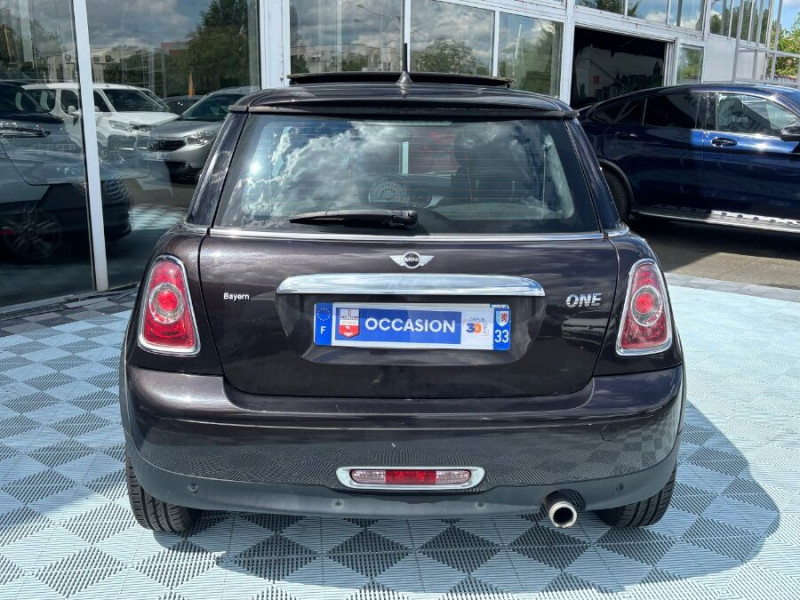 Photo 6 de l'offre de MINI MINI III ONE 1.6 98 BVA 3P CUIR TOIT Ouvrant Radars à 10890€ chez Mérignac auto