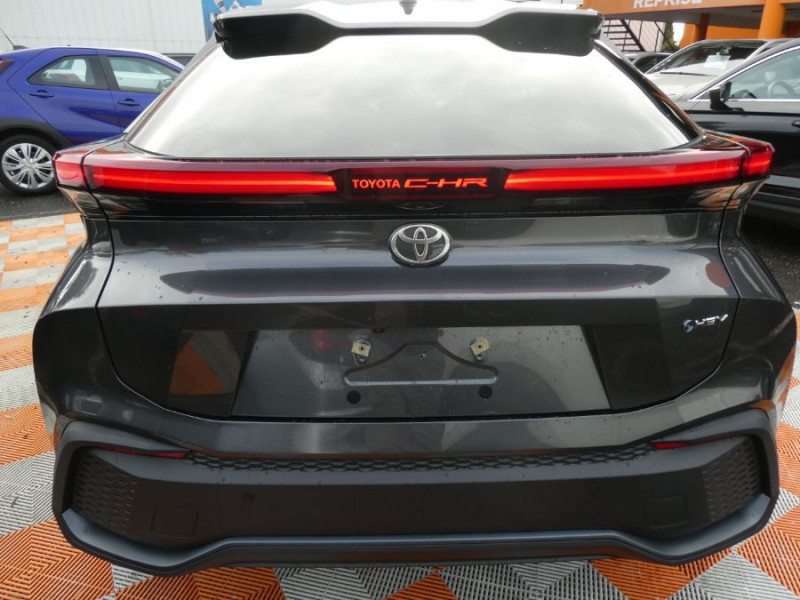 Photo 12 de l'offre de TOYOTA C-HR II 1.8 HYBRIDE 140 CVT 2WD DESIGN GPS 12.3 Camera JA18 Diam. Induction à 31450€ chez Mérignac auto