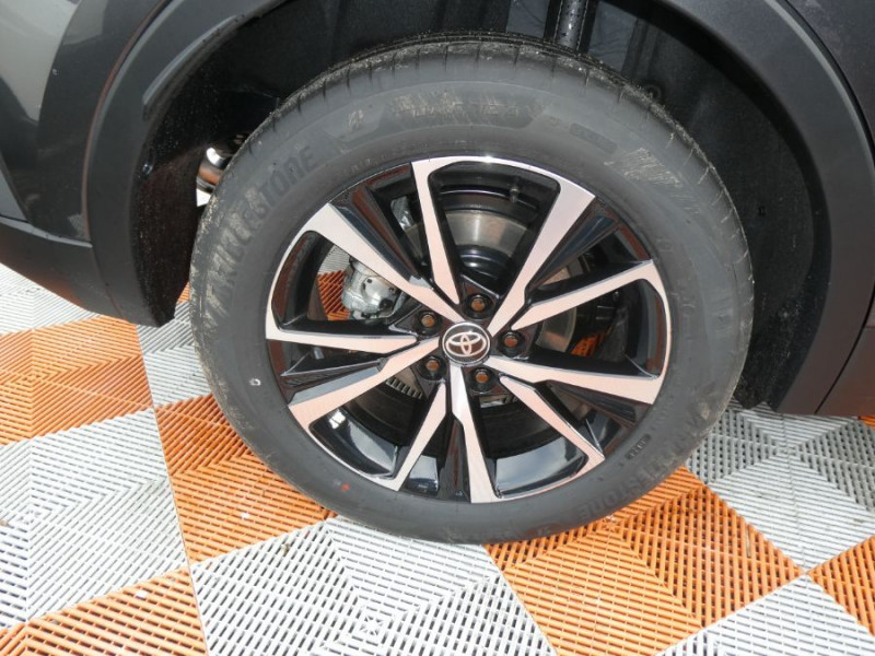 Photo 31 de l'offre de TOYOTA C-HR II 1.8 HYBRIDE 140 CVT 2WD DESIGN GPS 12.3 Camera JA18 Diam. Induction à 31450€ chez Mérignac auto
