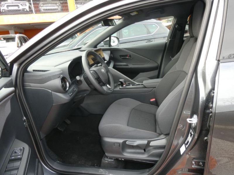 Photo 4 de l'offre de TOYOTA C-HR II 1.8 HYBRIDE 140 CVT 2WD DESIGN GPS 12.3 Camera JA18 Diam. Induction à 31450€ chez Mérignac auto