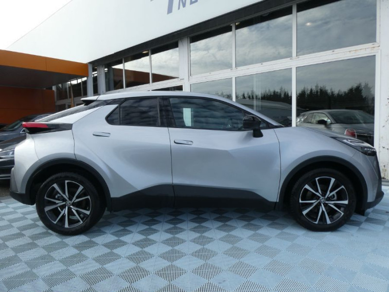 Photo 12 de l'offre de TOYOTA C-HR II 1.8 HYBRIDE 140 CVT 2WD DESIGN GPS 12.3 Camera JA18 Diam. Induction à 31450€ chez Mérignac auto