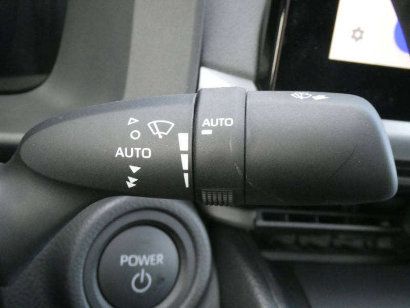 Photo 31 de l'offre de TOYOTA C-HR II 1.8 HYBRIDE 140 CVT 2WD DESIGN GPS 12.3 Camera JA18 Diam. Induction à 31450€ chez Mérignac auto