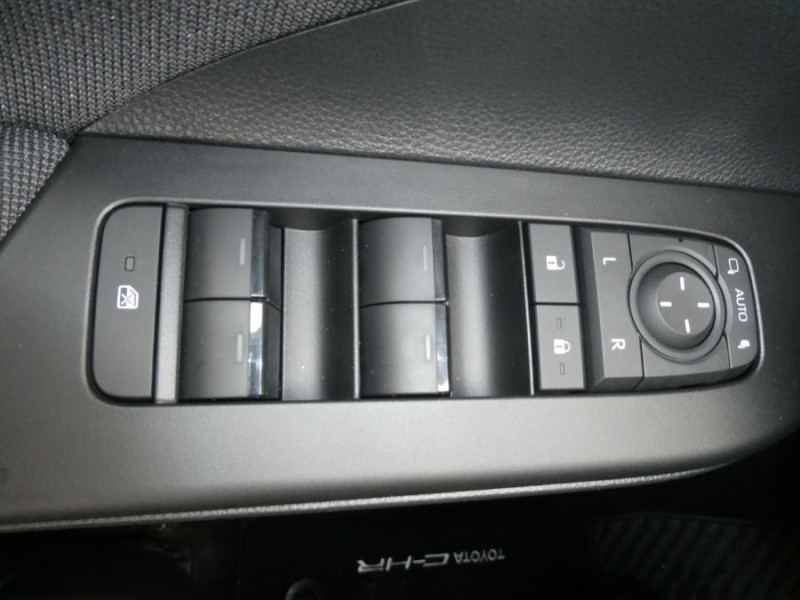 Photo 26 de l'offre de TOYOTA C-HR II 1.8 HYBRIDE 140 CVT 2WD DESIGN GPS 12.3 Camera JA18 Diam. Induction à 31450€ chez Mérignac auto