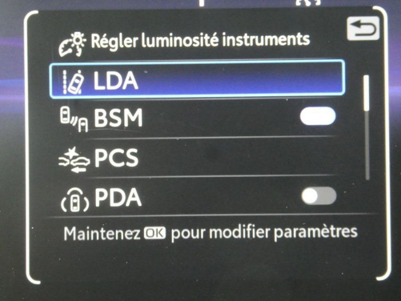 Photo 21 de l'offre de TOYOTA C-HR II 1.8 HYBRIDE 140 CVT 2WD DESIGN GPS 12.3 Camera JA18 Diam. Induction à 31450€ chez Mérignac auto