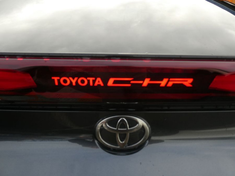 Photo 13 de l'offre de TOYOTA C-HR II 1.8 HYBRIDE 140 CVT 2WD DESIGN GPS 12.3 Camera JA18 Diam. Induction à 31450€ chez Mérignac auto