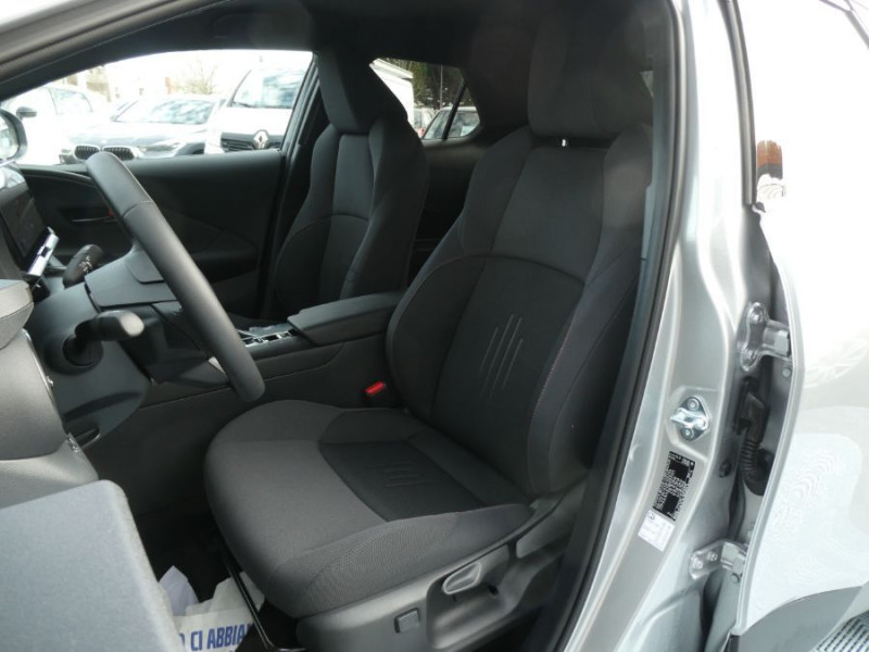 Photo 5 de l'offre de TOYOTA C-HR II 1.8 HYBRIDE 140 CVT 2WD DESIGN GPS 12.3 Camera JA18 Diam. Induction à 31450€ chez Mérignac auto
