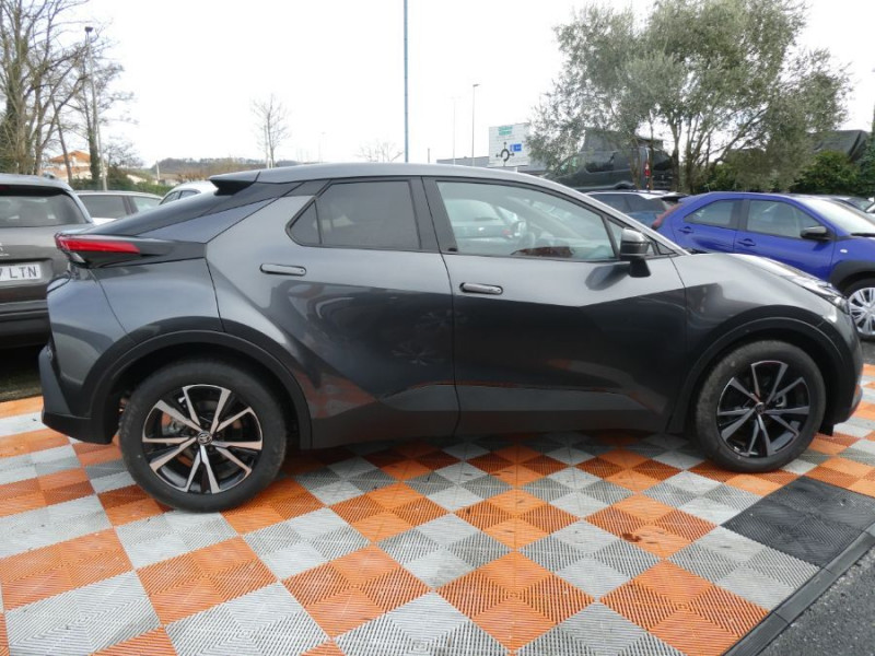 Photo 3 de l'offre de TOYOTA C-HR II 1.8 HYBRIDE 140 CVT 2WD DESIGN GPS 12.3 Camera JA18 Diam. Induction à 31450€ chez Mérignac auto
