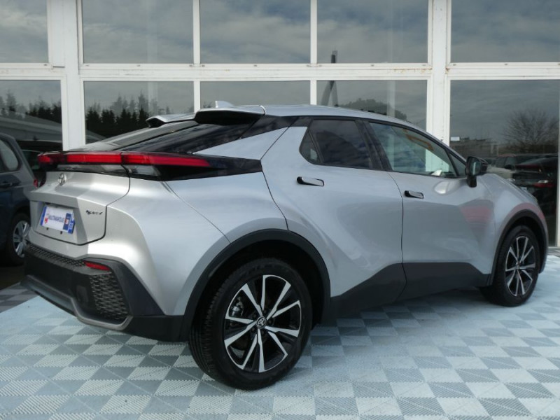 Photo 3 de l'offre de TOYOTA C-HR II 1.8 HYBRIDE 140 CVT 2WD DESIGN GPS 12.3 Camera JA18 Diam. Induction à 31450€ chez Mérignac auto