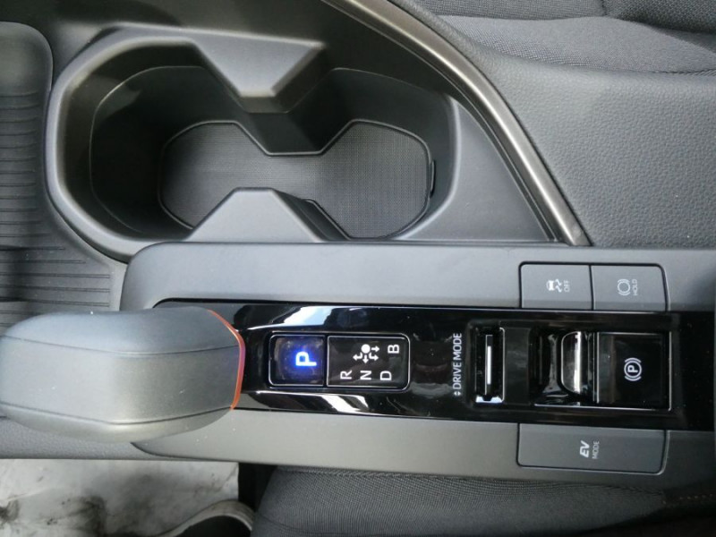 Photo 32 de l'offre de TOYOTA C-HR II 1.8 HYBRIDE 140 CVT 2WD DESIGN GPS 12.3 Camera JA18 Diam. Induction à 31450€ chez Mérignac auto