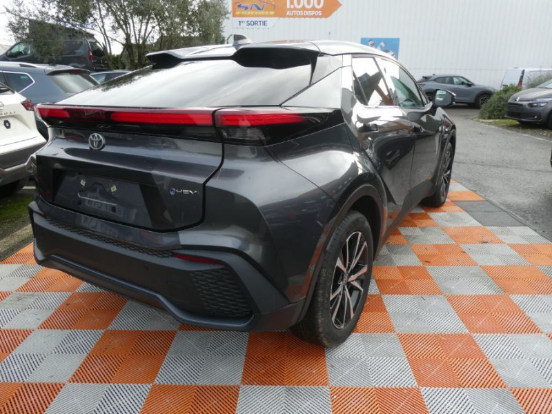 Photo 2 de l'offre de TOYOTA C-HR II 1.8 HYBRIDE 140 CVT 2WD DESIGN GPS 12.3 Camera JA18 Diam. Induction à 31450€ chez Mérignac auto