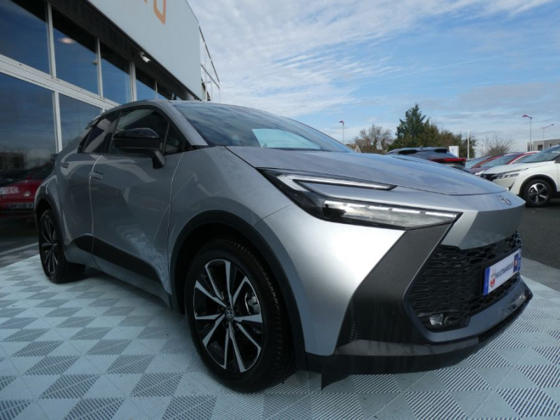Photo 2 de l'offre de TOYOTA C-HR II 1.8 HYBRIDE 140 CVT 2WD DESIGN GPS 12.3 Camera JA18 Diam. Induction à 31450€ chez Mérignac auto