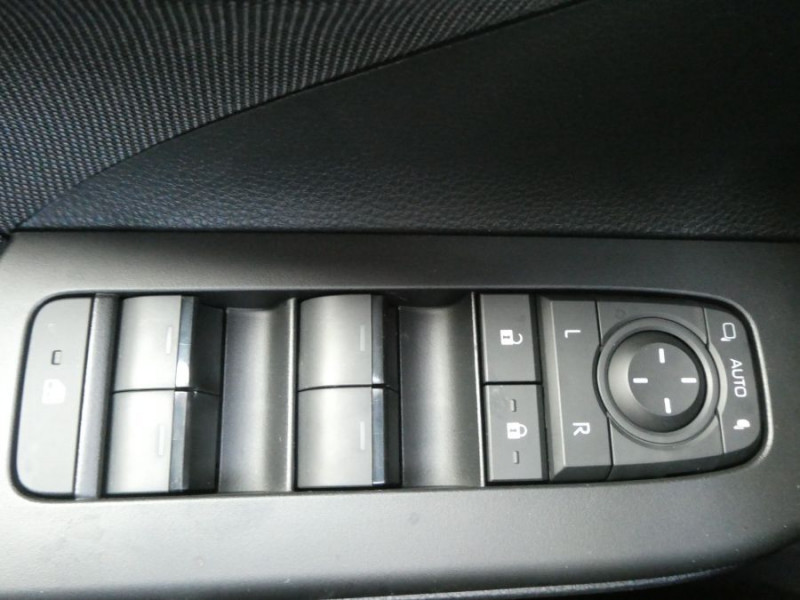 Photo 28 de l'offre de TOYOTA C-HR II 1.8 HYBRIDE 140 CVT 2WD DESIGN GPS 12.3 Camera JA18 Diam. Induction à 31450€ chez Mérignac auto