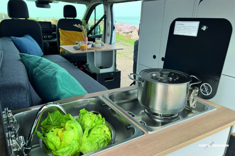 Photo 46 de l'offre de RENAULT TRAFIC VAN ANTILOPE VAN Aménagé FLEX PLUS 2.0 DCi 130 BVM6 L1 JA PK Confort 4PL Attel+Pte Vélo DISPO à 56000€ chez Mérignac auto