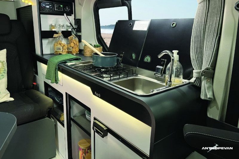 Photo 31 de l'offre de RENAULT TRAFIC VAN ANTILOPE VAN Aménagé FLEX5 2.0 DCi 150 EDC L1 5PL Attel+Pte Vélo Tout Equipé DISPO à 65950€ chez Mérignac auto